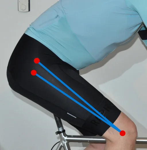 Analisi video AI con punto di rotazione dell'anca che si sposta — mostra l'incertezza di misurazione nel bikefitting dinamico