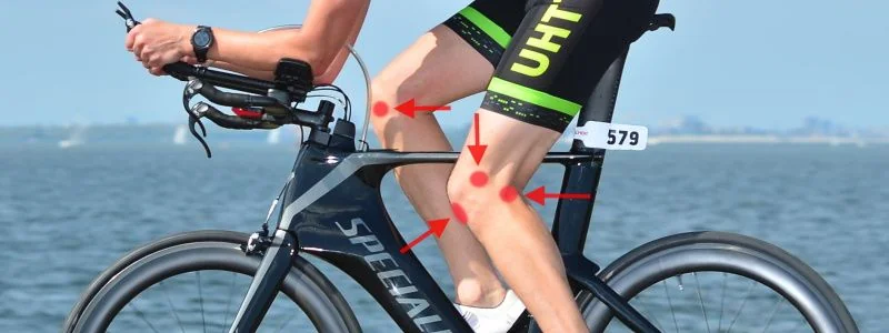 Close-up da perna e do joelho de um ciclista, dor no joelho ao pedalar