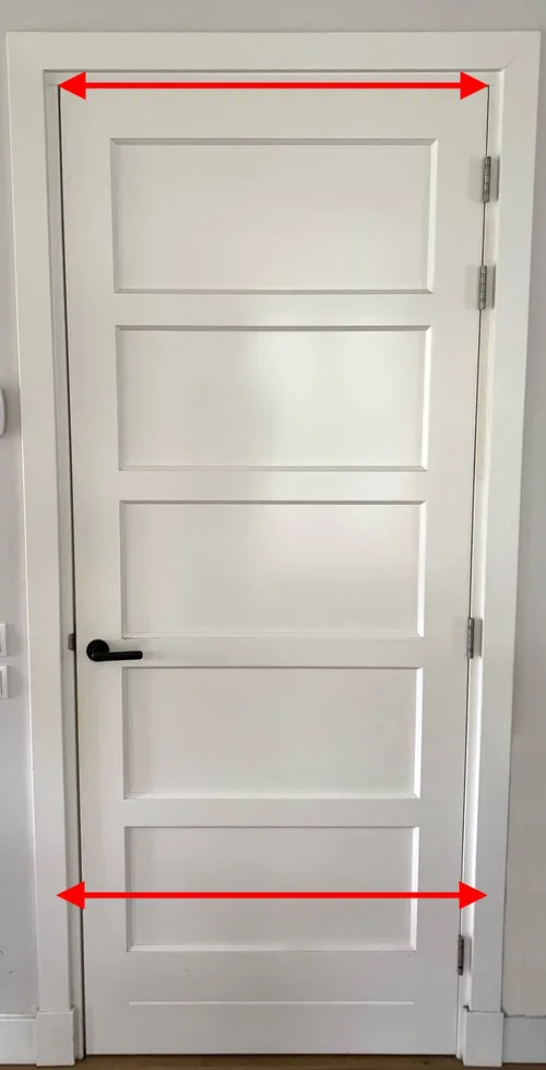 Porta con due linee di uguale lunghezza nell'immagine 2D che rappresentano lunghezze diverse nella realtà 3D — illustra l'errore di prospettiva nell'analisi video